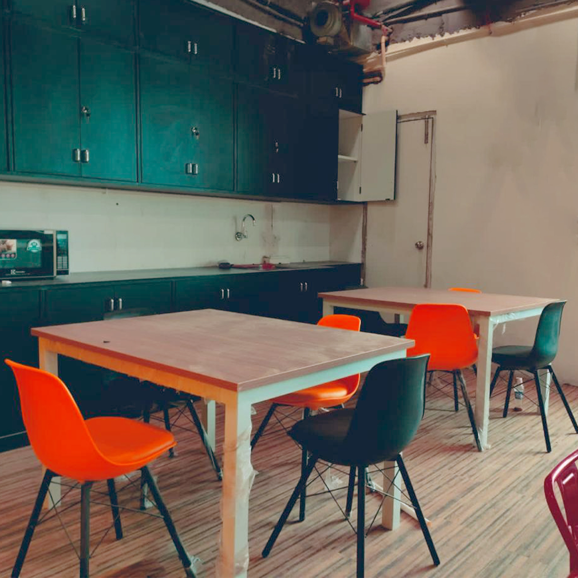 Lunch space with 3-4 chairs and tables